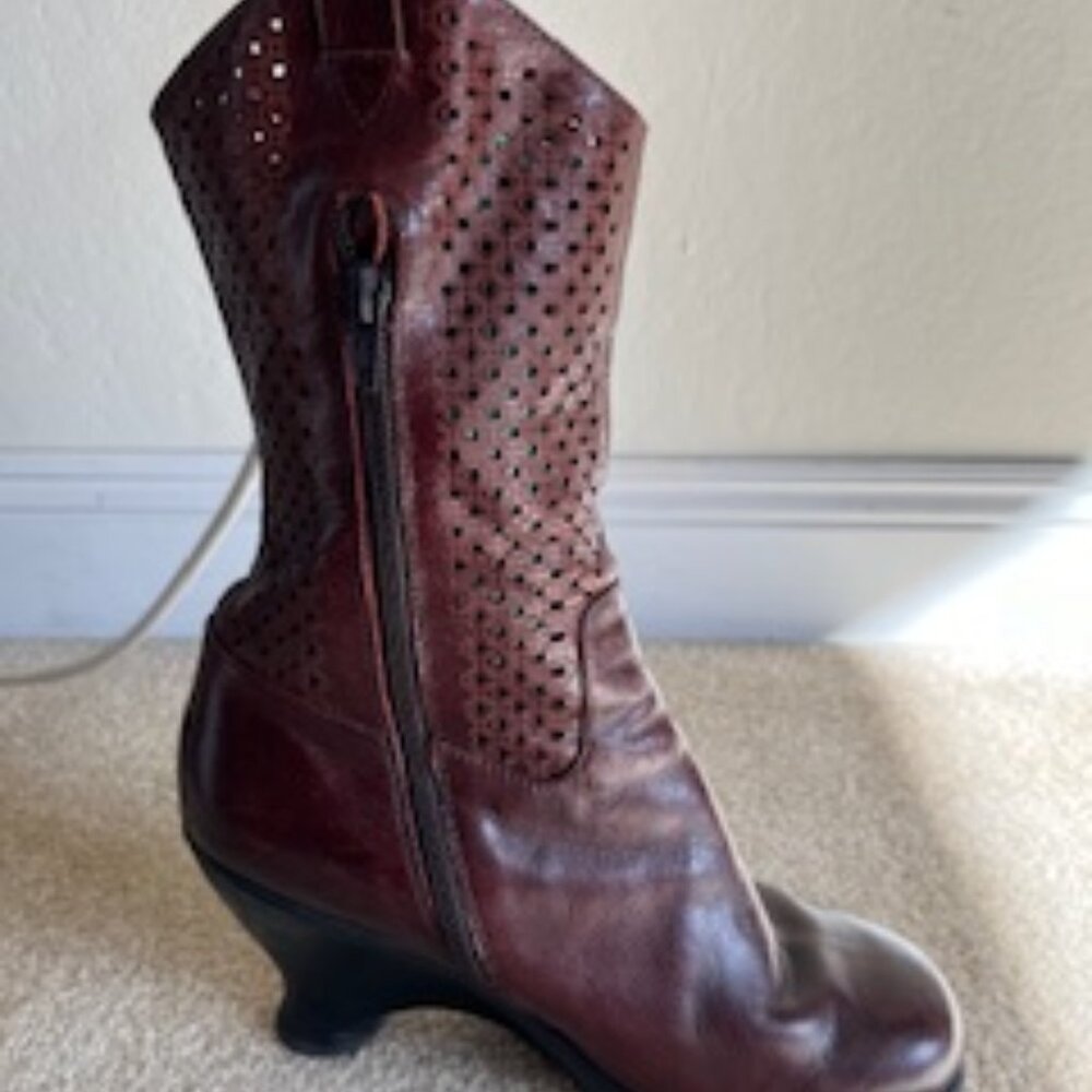 Beautiful brown leather John Fluevog Rona Women's Cowboy Wedge Heel Boots
